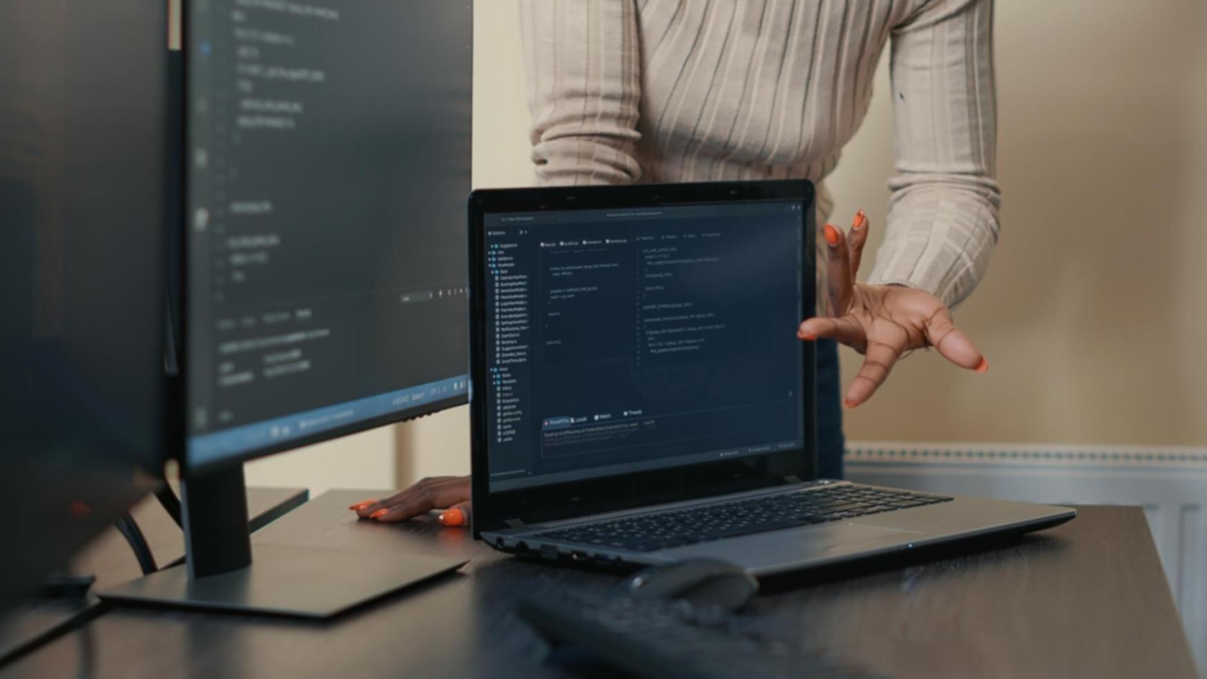 Profesionales trabajando en análisis de modelos de inteligencia artificial con visualizaciones de datos